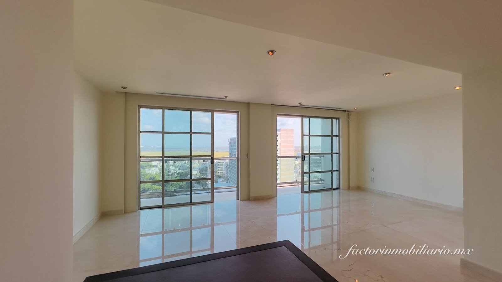 Departamento Novo Cancún en Puerto Cancún de 2 Recámaras en Venta Sin Muebles