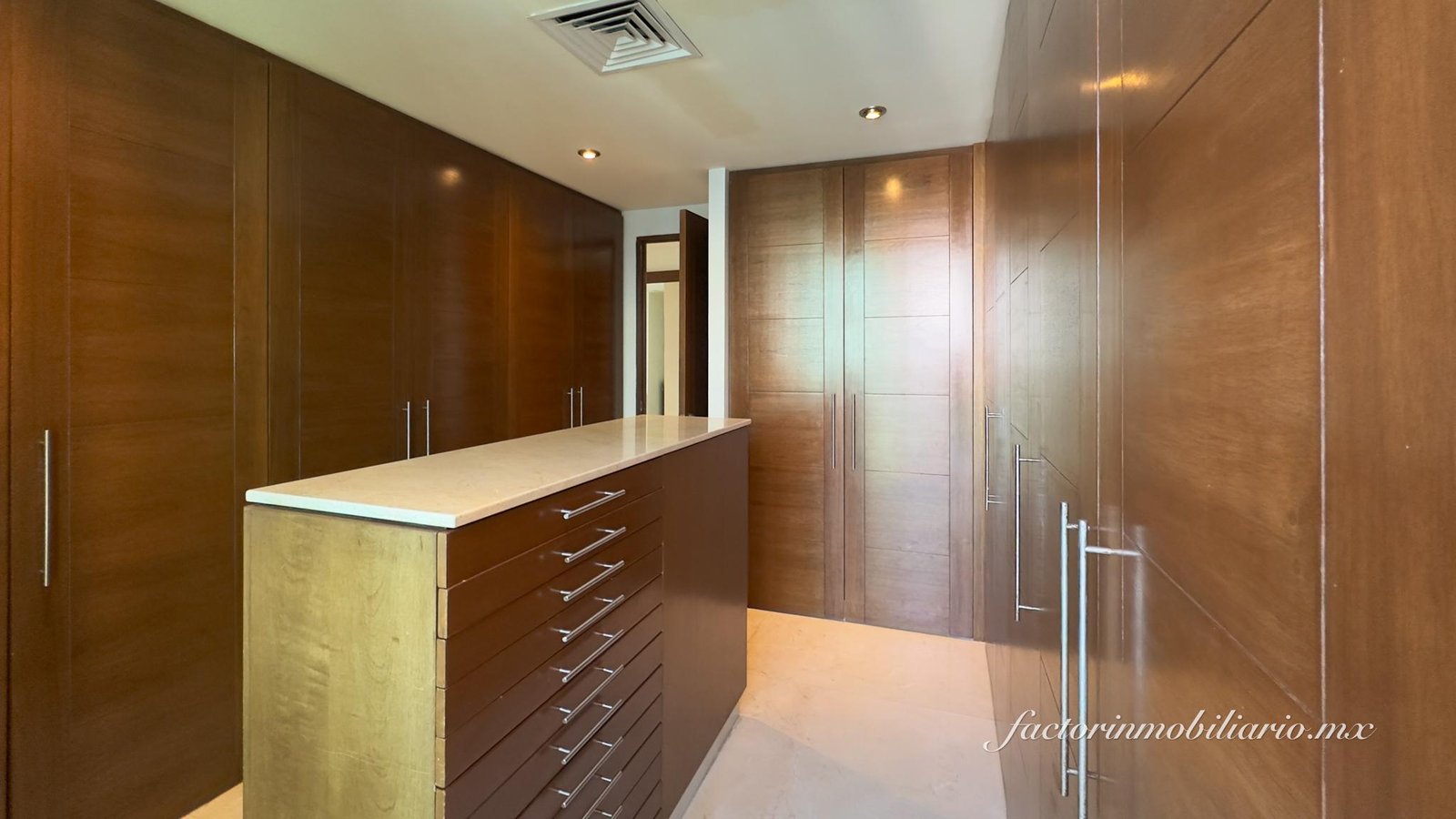 Departamento Novo Cancún en Puerto Cancún de 2 Recámaras en Venta Sin Muebles