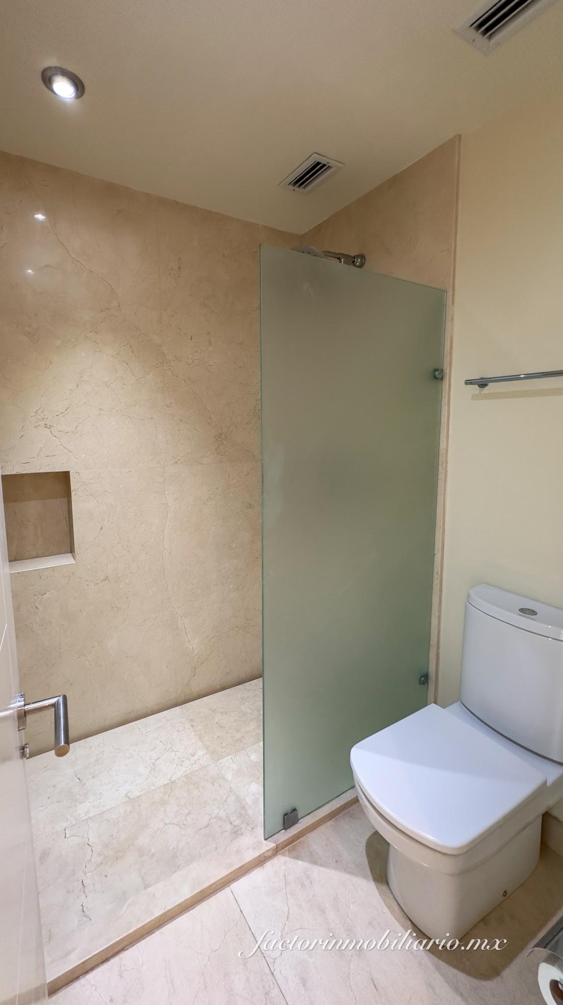 Departamento Novo Cancún en Puerto Cancún de 2 Recámaras en Venta Sin Muebles