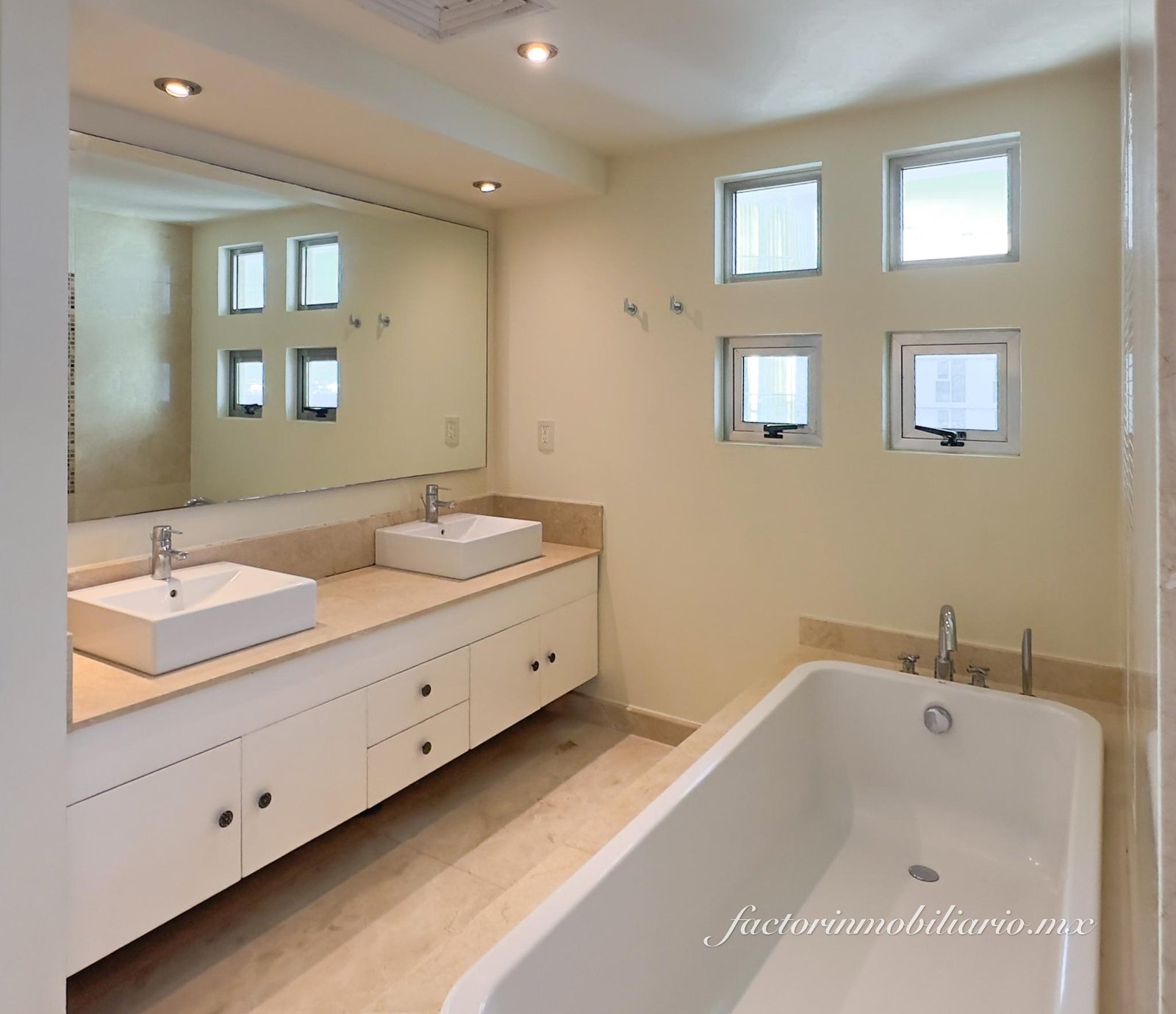 Departamento Novo Cancún en Puerto Cancún de 2 Recámaras en Venta Sin Muebles