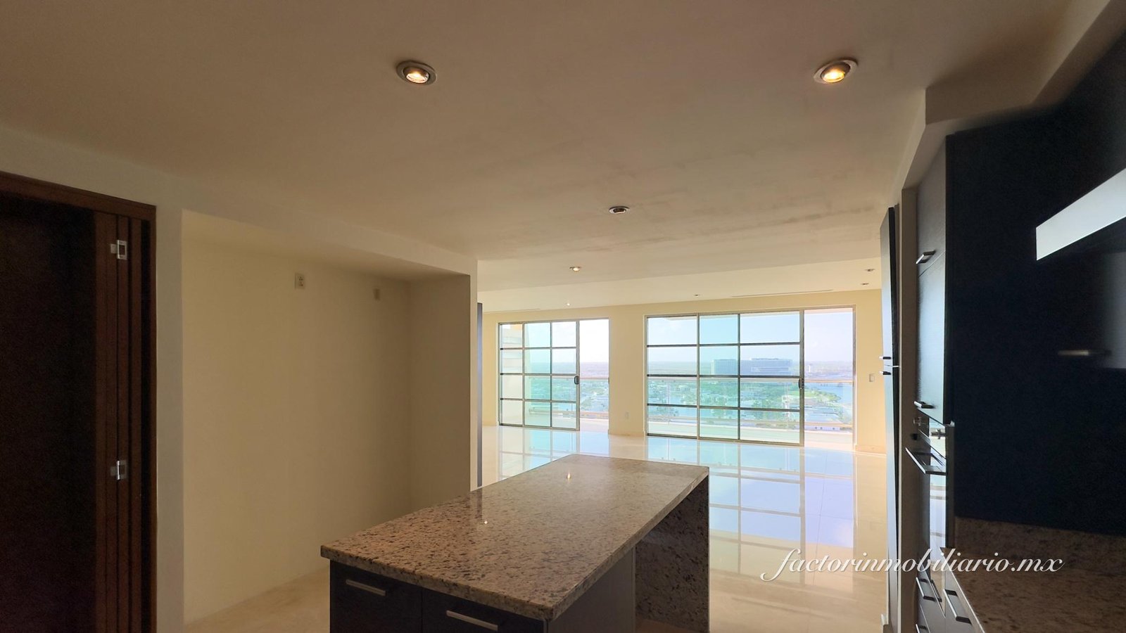 Departamento Novo Cancún en Puerto Cancún de 2 Recámaras en Venta Sin Muebles