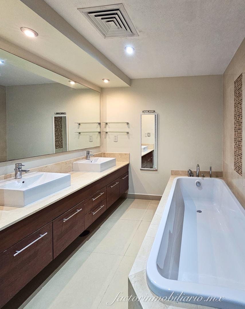 Departamento Novo Cancún de 2 Recamaras 206 m2 en Renta Amueblado