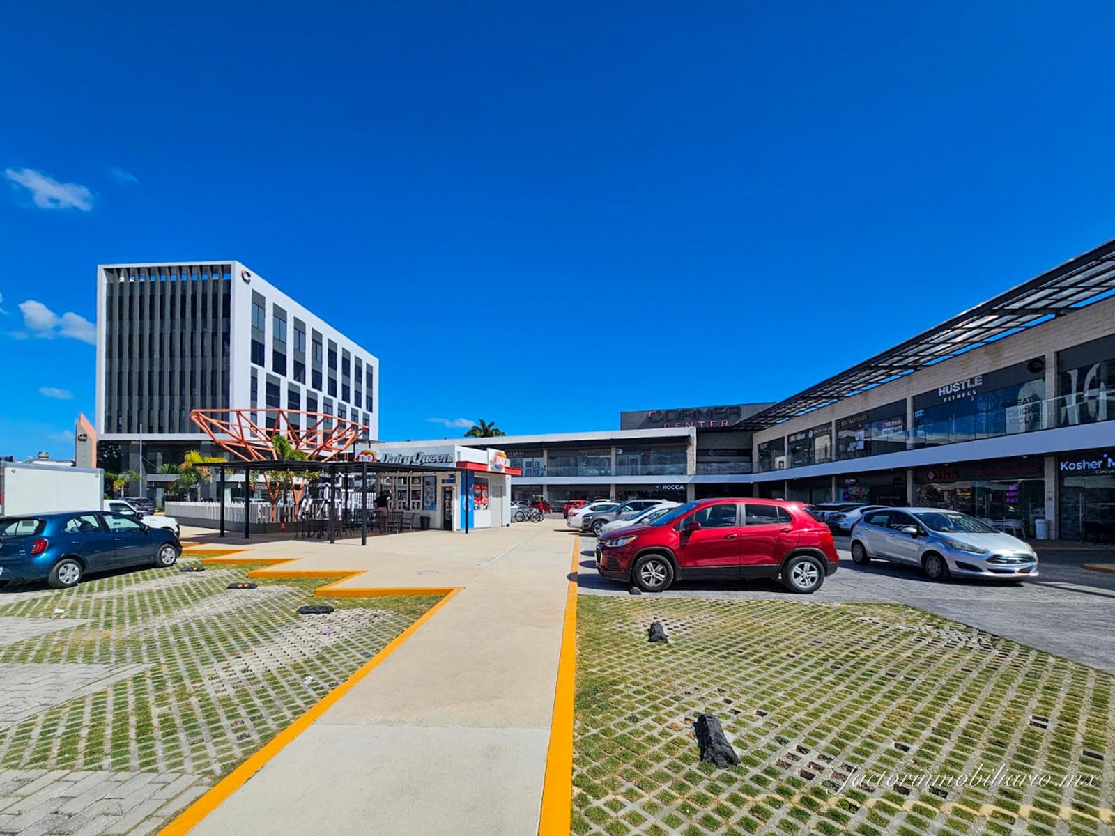 Oficina en Renta en Corner Center sobre Av. Huayacán