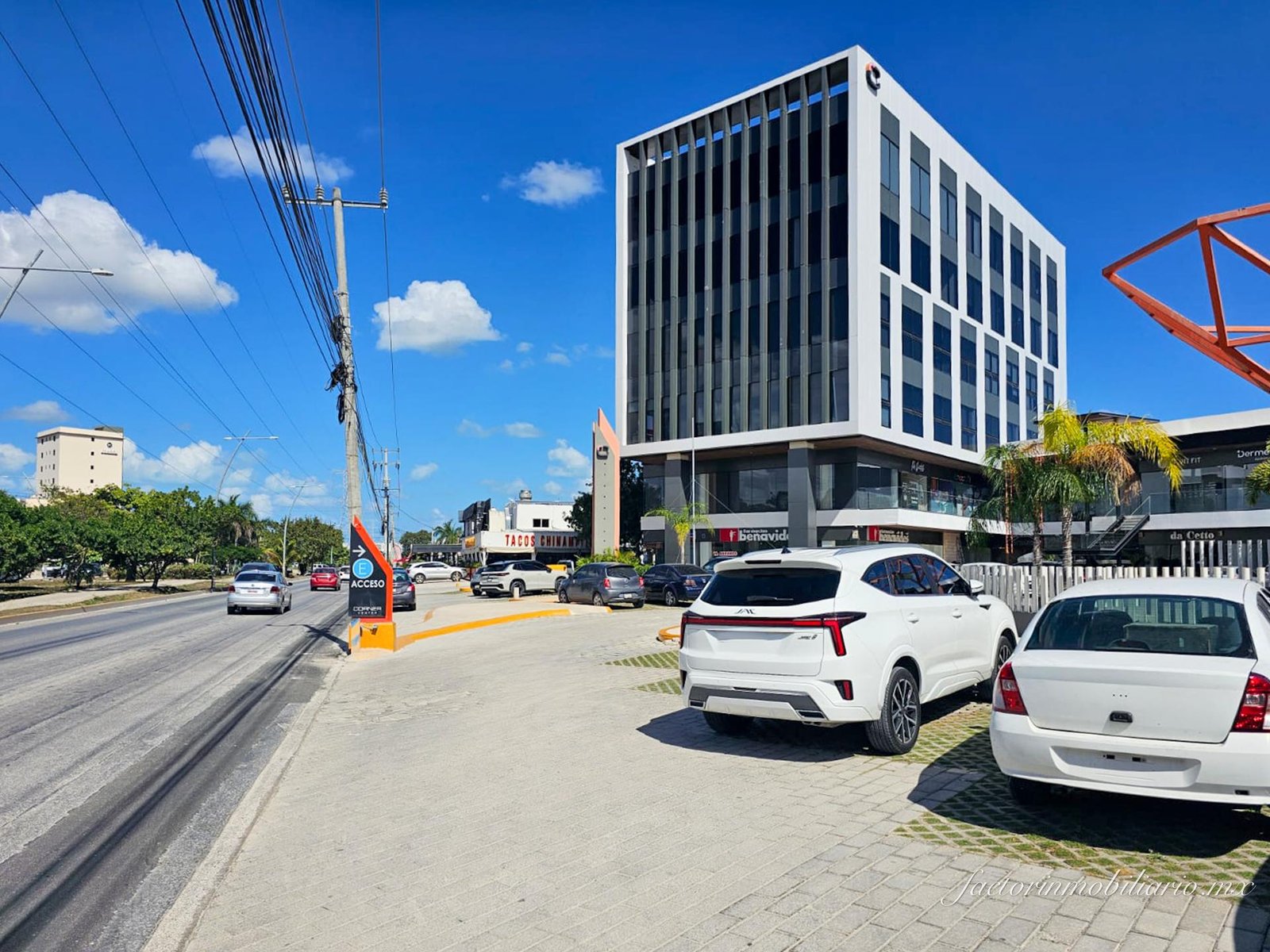 Oficina en Renta en Corner Center sobre Av. Huayacán