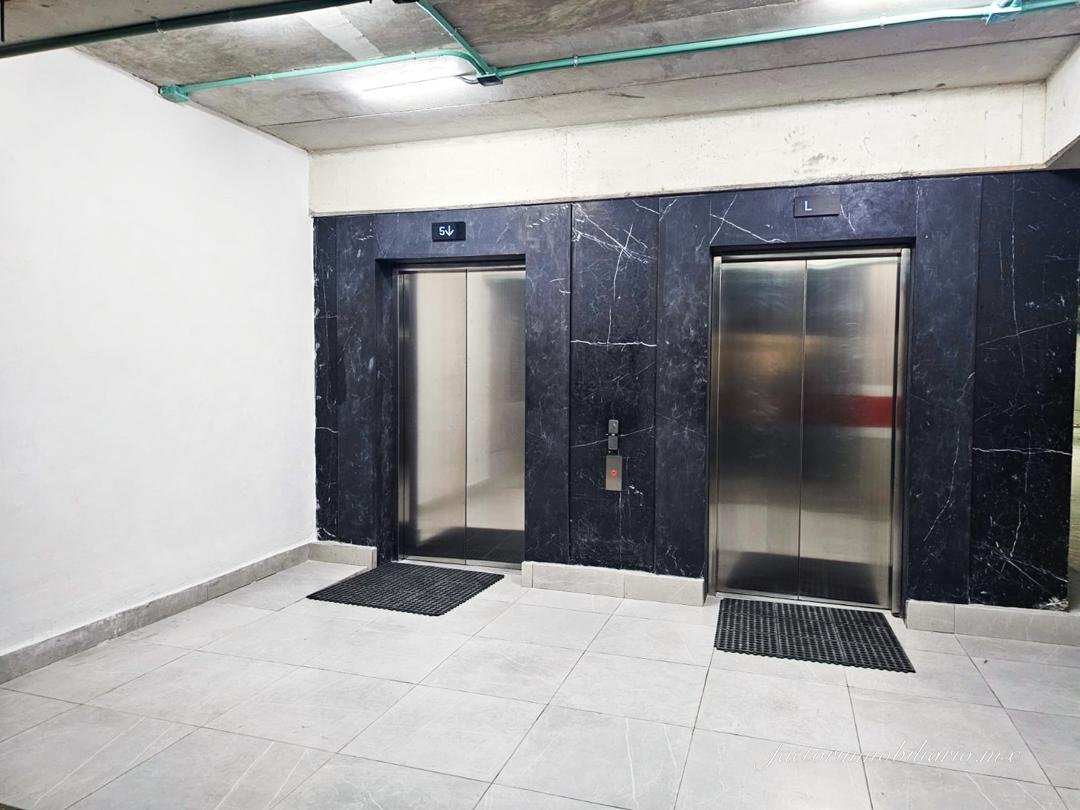 Oficina en Renta en Corner Center sobre Av. Huayacán