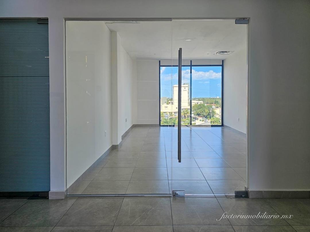 Oficina en Renta en Corner Center sobre Av. Huayacán